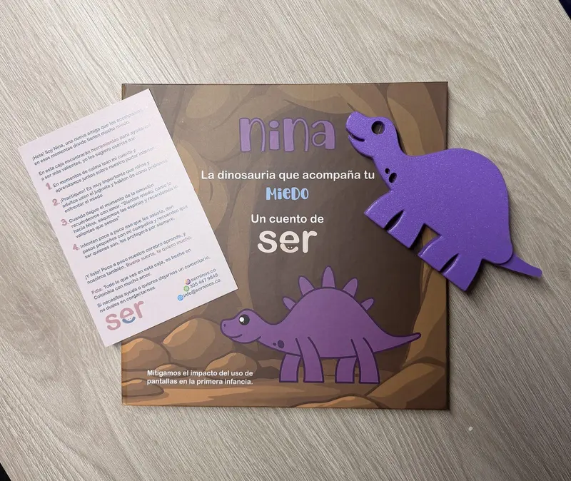 Kit Nina de SER: cuento, juguete de dinosauria con espinas y guía para el miedo a la oscuridad y dormir solo